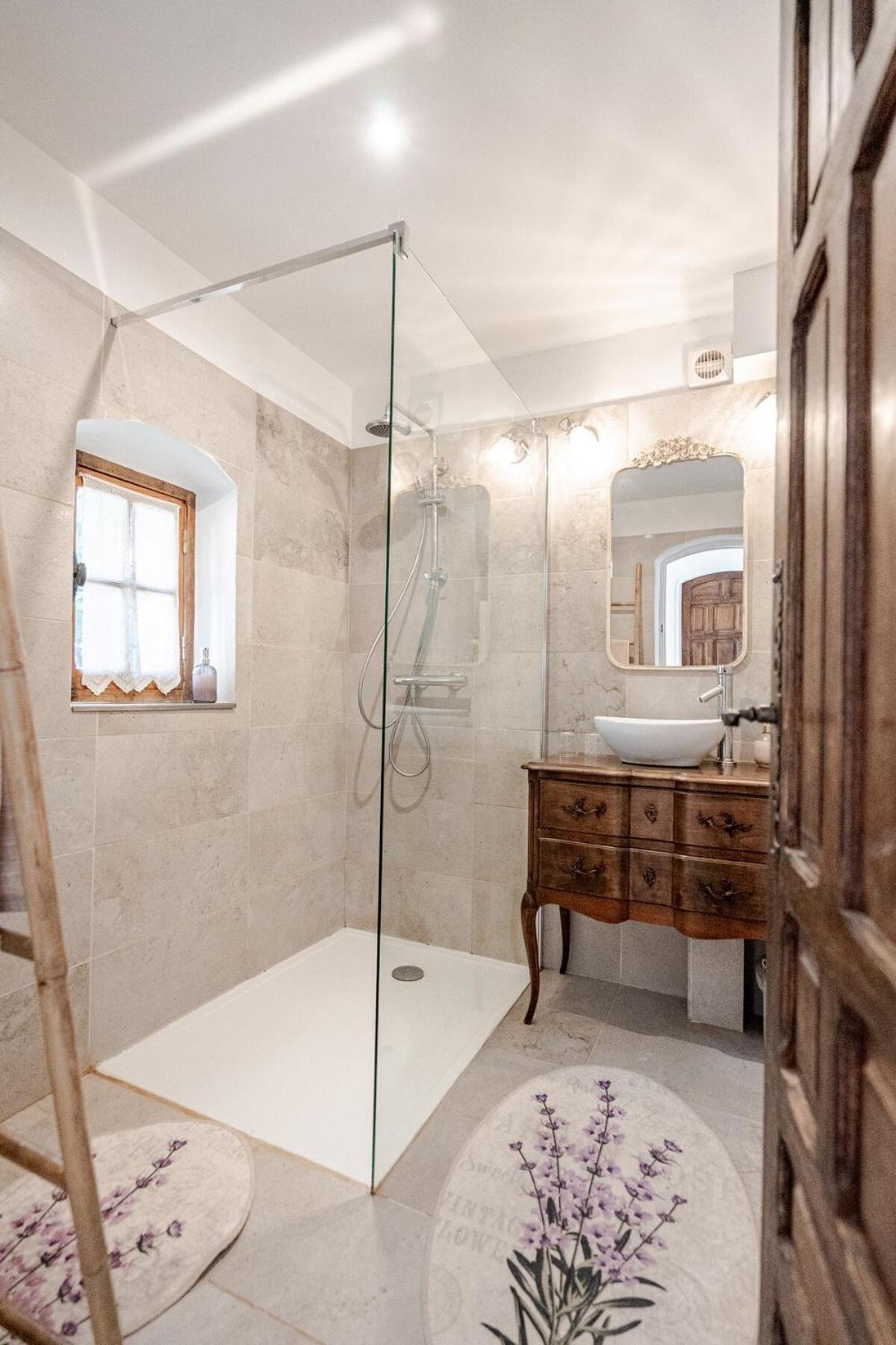 Jolie Maison En Plein Cœur Du Lubéron * Roussillon en Isere